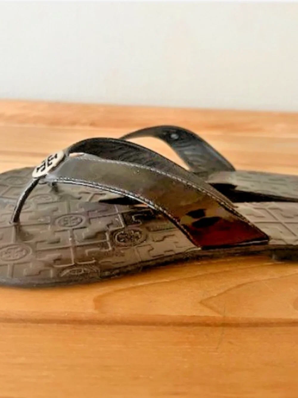 Tory Burch Black Leather Thora SZ 9 Thong Flip Flops Silver Medallion Sandals